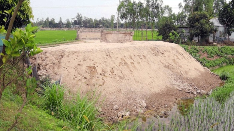 উল্লাপাড়ার বাঙ্গালা ইউনিয়নের বড়ঘোনা গ্রামে সরকারি ব্রিজ বন্ধ, কৃষক-স্থানীয়দের মধ্যে চরম অসন্তোষ