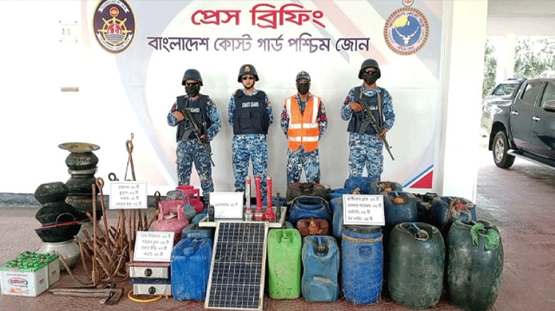 সুন্দরবনের ছোট সুমন বাহিনীর আস্তানা ধ্বংস ও মালামাল জব্দ করেছে কোস্ট গার্ড