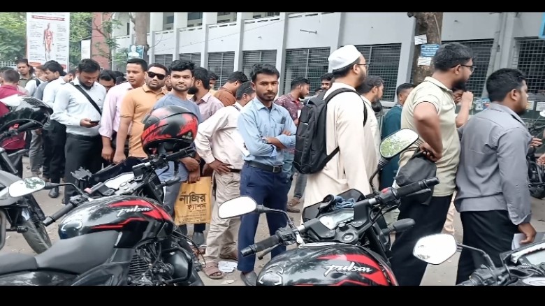 সিরাজগঞ্জে মোটর সাইকেলর ফুয়েল কার্ড নিতে দীর্ঘ লাইন