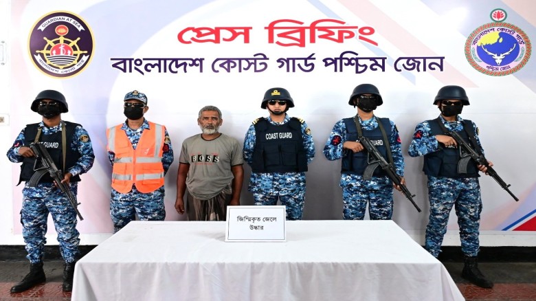 সুন্দরবনে জিম্মি থাকা হাত পা বাঁধা অবস্থায়  ১ জেলেকে উদ্ধার করেছে কোস্ট গার্ড