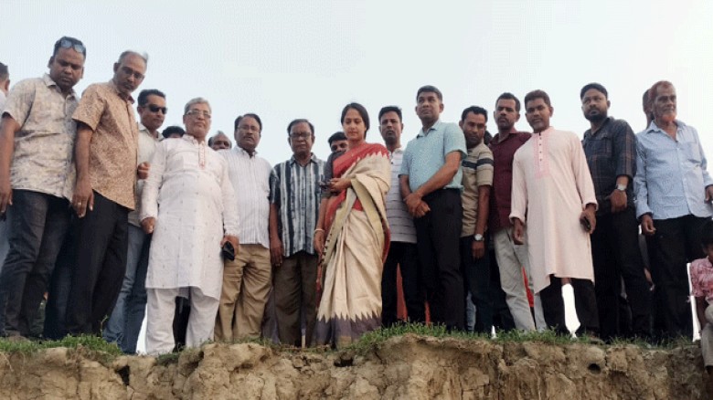 গোয়ালন্দের দেবগ্রাম ইউনিয়নের মুন্সি বাজারে কৃষি কার্ড বিতরণ উপলক্ষে মাঠ পরিদর্শন।