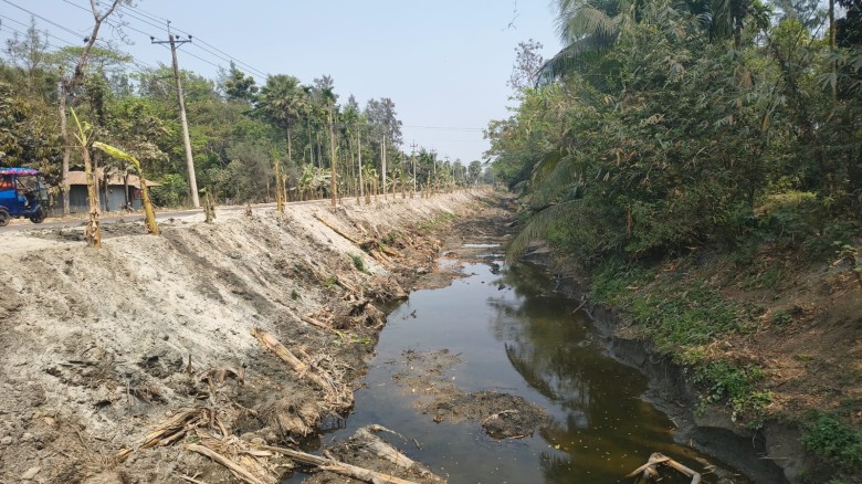 নোয়াখালীর সড়ক নির্মাণে অবৈধভাবে মাটি উত্তোলনের অভিযোগ