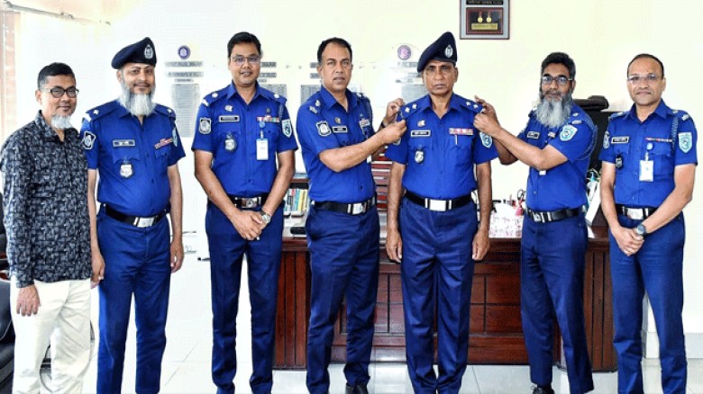 দিনাজপুরে পুলিশ পরিদর্শক হতে সহকারী পুলিশ সুপার পদে পদোন্নতি পাওয়ায় র‌্যাংক ব্যাজ পরিধান।