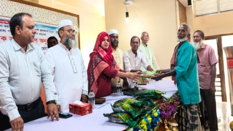 সাঁথিয়ায় কৃষকদের মাঝে  খরিপ-১ মৌসুমের বীজ ও সার  বিতরণ