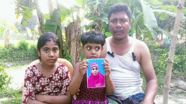 স্ত্রীকে ফিরে পেতে আকুতি: দুই কন্যাকে নিয়ে দিশেহারা বাবু