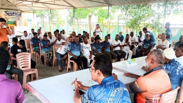 এক ঝাঁক পরিষ্কার-পরিচ্ছন্ন কর্মীদের সাথে পিকনিক ও আনন্দ আড্ডায় মধ্যমণি " হাজী আব্দুস সাত্তার "