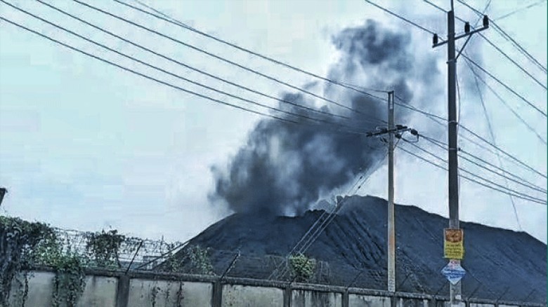 দিনাজপুরের বড়পুকুরিয়া কয়লাখনির উত্তোলনরত কয়লায় জ্বলছে আগুন কর্তৃপক্ষের নেই ভূমিকা।