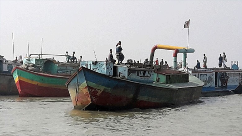 বেড়িবাঁধের বালুতেই বেড়িবাঁধ: হুমকির মুখে তজুমদ্দিন