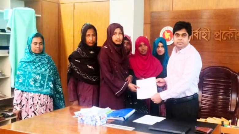 দ্রুত বেড়িবাঁধ সংস্কারের দাবিতে সাতক্ষীরা পাউবোতে বেড়িবাঁধ সুরক্ষা দলের স্মারকলিপি