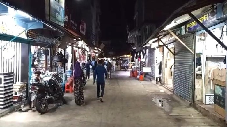 সরকারি নির্দেশনা উপেক্ষা করে সন্ধ্যার পর পুরো মোংলা শহরে  জমজমাট বাজার: নেপথ্যে 'অদৃশ্য শক্তি'