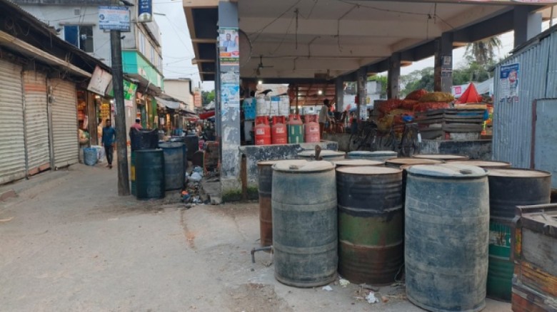 তজুমদ্দিনে জ্বালানি তেলের তীব্র সংকট: মাঝপথেই উধাও বরাদ্দ, বিপাকে কৃষক ও চালক।