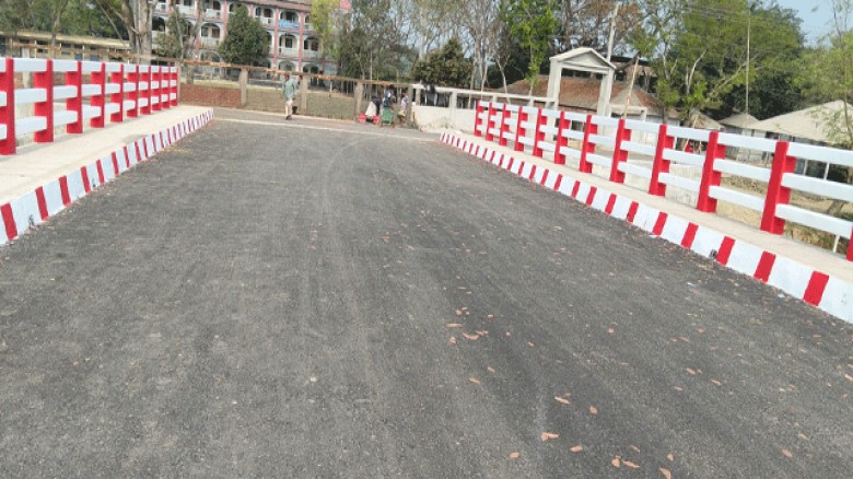 সাঁথিয়ায় ইছামতী নদীতে ব্রিজ নির্মাণে দুঃখ লাঘব হয়েছে কয়েকটি গ্রামের হাজারো মানুষের