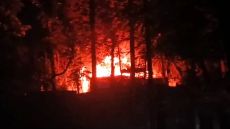 কুমিল্লায় মাদকাসক্ত  হয়ে নিজের ঘর পুড়িয়ে দিলেন এনামুল