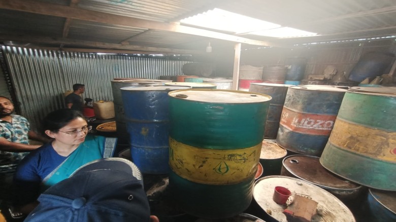 বেলকুচিতে  অবৈধভাবে তেল মজুত করায় ব্যবসায়িকে  কারাদণ্ড ও ডিজেল জব্দ