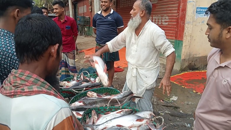 মাছ ব্যবসায়ীদের আড়ৎ স্থানান্তর, রাজস্ব ঘাটতি, বিপাকে ইজারাদার