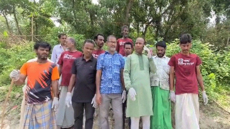 এনায়েতপুরে খাল পরিষ্কার কার্যক্রমে যুবদল