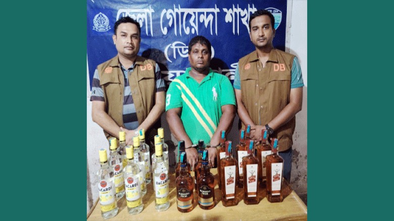 দারোয়ানের কক্ষে মিলল ২০ বোতল বিদেশি মদ,আটক ১