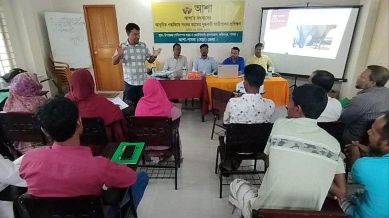 পাবনায় আধুনিক পদ্ধতিতে সংকর জাতের দূগ্ধবতী গাভীপালন প্রশিক্ষণ অনুষ্ঠিত