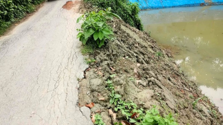 সড়ক ঘেঁষে গভীর পুকুর খনন: বিলীনের ঝুঁকিতে কয়েক গ্রামের চলাচলের পথ