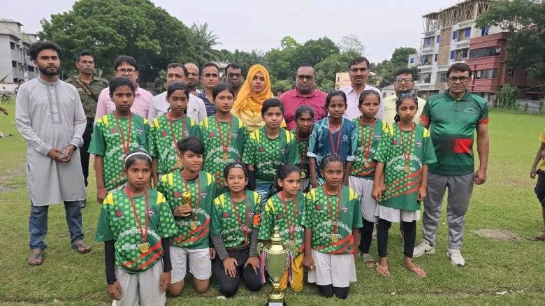 সাঁথিয়ায় প্রাথমিক গোল্ডকাপ ফুটবল টুর্নামেন্টের ফাইনাল খেলা অনুষ্ঠিত।