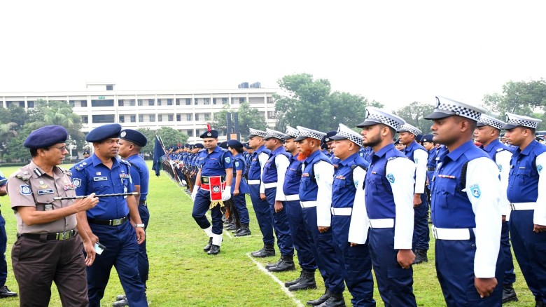 দিনাজপুরে জেলা পুলিশের রিজার্ভ অফিস ও জেলা ডিএসবির বিশেষ শাখা রংপুর রেঞ্জ ডিআইজির পরিদর্শন।