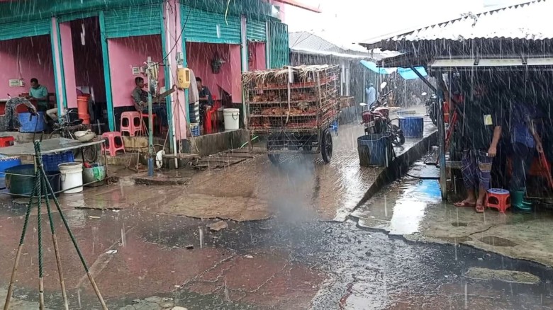 মোংলা বন্দর ও সুন্দরবন উপকূলে দুর্যোগপূর্ণ আবহাওয়া, টানা বৃষ্টিতে জনজীবন বিপর্যস্ত