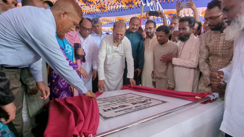 মোংলায় পৌরসভার নিজস্ব নতুন ভবন নির্মাণ কাজের ভিত্তিপ্রস্তর উদ্বোধন করেছেন পরিবেশ প্রতিমন্ত্রী