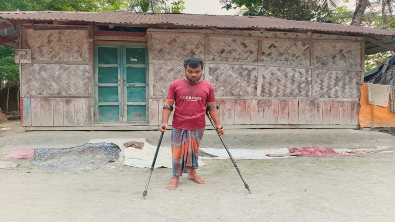 শ্রমিক দিবসে বেদনার প্রতিচ্ছবি: গাছ পড়ে পঙ্গু সুবর্ণচরের ইব্রাহিম খলিল, চিকিৎসা সহায়তার আকুতি