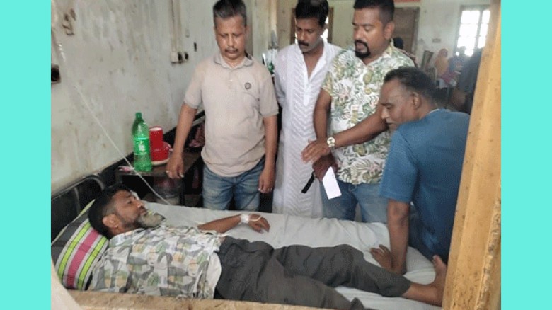 পাবনার শালগাড়িয়ায় চাঁদা না দেয়ায় গ্যারেজ ম্যানেজার সন্ত্রাসীর মারপিটে আহত।