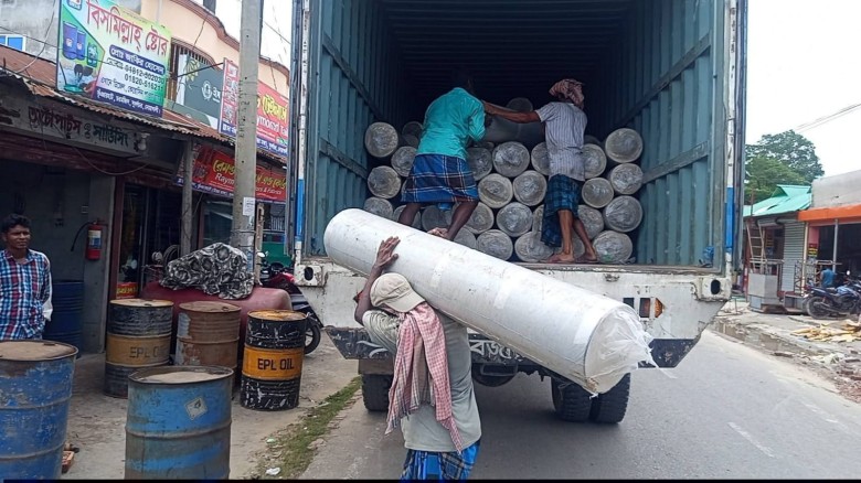 কোটি টাকার চোরাই গার্মেন্টস ফেব্রিক্স সুবর্ণচর থেকে উদ্ধার করেছে চট্টগ্রামের ডিবি