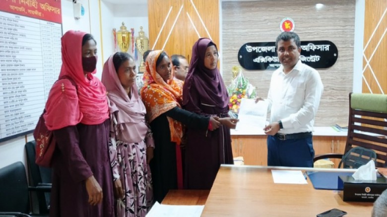 আশাশুনিতে লোনাপানি তুলে ১০ হাজার বিঘা ধানের জমি প্লাবিত:  ইউএনও’র নিকট স্মারকলিপি