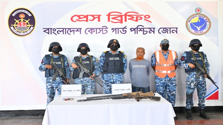 সুন্দরবনের কুখ্যাত ডাকাত ‘মেজ জাহাঙ্গীর বাহিনী’র প্রধান অস্ত্র ও গোলাবারুদসহ আটক