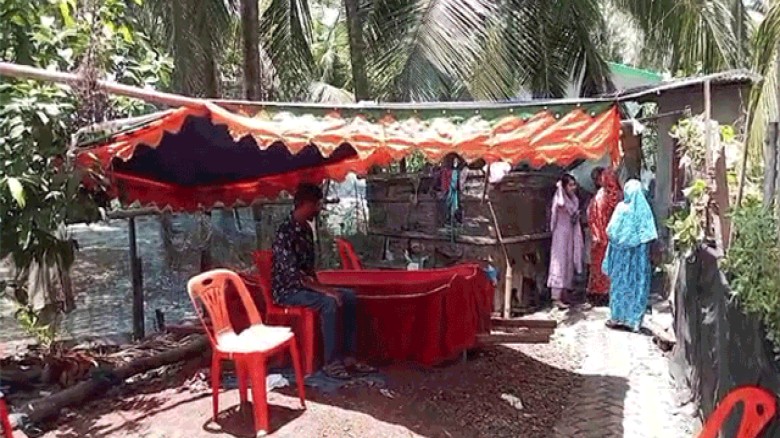 মোংলা নদীতে নিখোঁজ মাছ ব্যাবসায়ি হোসেন'র মরদেহ উদ্ধার করা হয় তার নিজ এলাকার চালনা নদী থেকে
