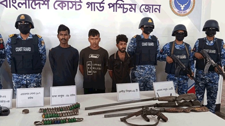অস্ত্র ও গোলাবারুদ সহ  সুন্দরবনের  ৩ সক্রিয় ডাকাত আটক