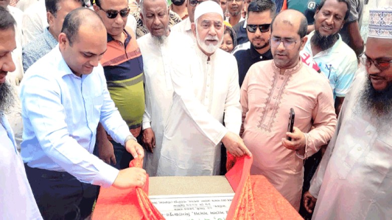 দিনাজপুরের পার্বতীপুরে RUTDP প্রকল্পের আওতায় সড়ক ও ড্রেনেজ কাজের উদ্বোধন।