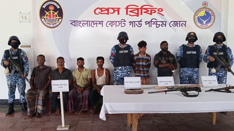সুন্দরবনের কুখ্যাত ডাকাত করিম শরীফ বাহিনীর সেকেন্ড ইন কমান্ড রাজন শরীফ অস্ত্র ও গোলাবারুদ সহ আটক
