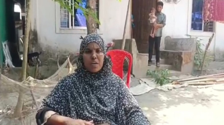 স্বামীর অধিকারের দাবিতে গৃহবধূর অনশন