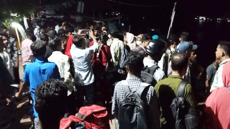 মোংলা নদীতে দুই ট্রলারের সংঘর্ষে ১৫-২০ শ্রমিক ছিটকে নদীতে, নিখোঁজ ৬-৭ জন