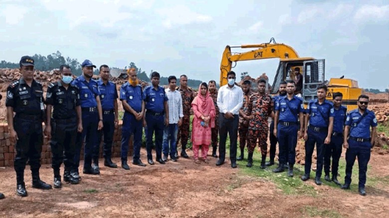 দিনাজপুরের নবাবগঞ্জে দুইটি অবৈধ ইটভাটা গুড়িয়ে দিয়েছে পরিবেশ অধিদপ্তর।