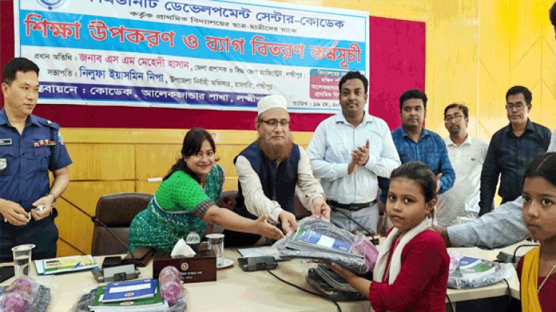 কোডেকের উদ্যোগে শিক্ষার্থীর মাঝে শিক্ষা উপকরণ ও ব্যাগ বিতরণ
