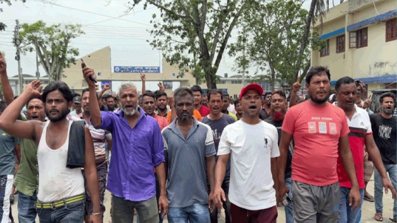 ঈদ উপহারে খাদ্য সামগ্রী কম দেওয়া মোংলা বন্দরে সি অ্যান্ড এফ শ্রমিকদের বিক্ষোভ, বিতরণ বন্ধ