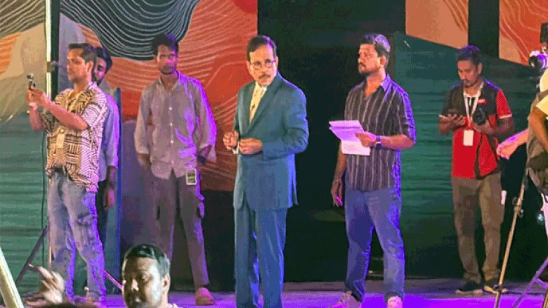নরসিংদীতে “ইত্যাদি শুটিং স্পটে”বিশৃঙ্খলা:আহত অন্তত ২০,দুই সাংবাদিকের মোবাইলসহ চুরির হিড়িক