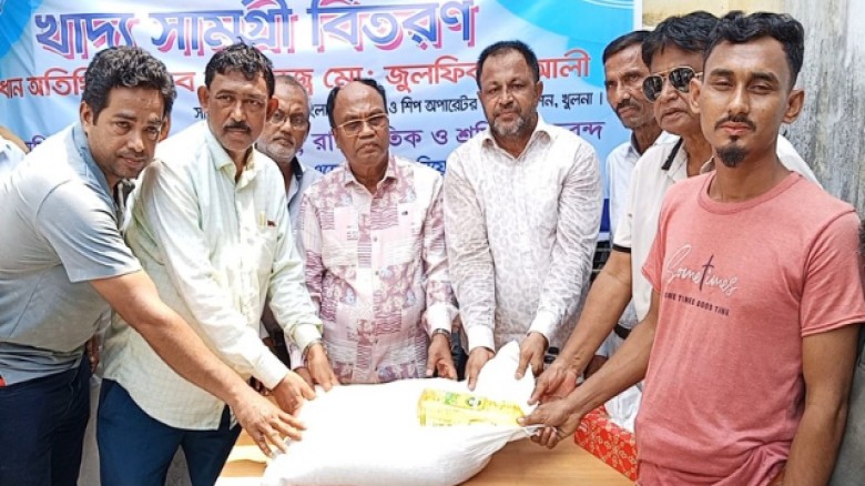 মোংলায় ২ হাজার ৯০০ শ শ্রমিকদের মাঝে ঈদুল আযাহর খাদ্যসামগ্রী বিতরণ