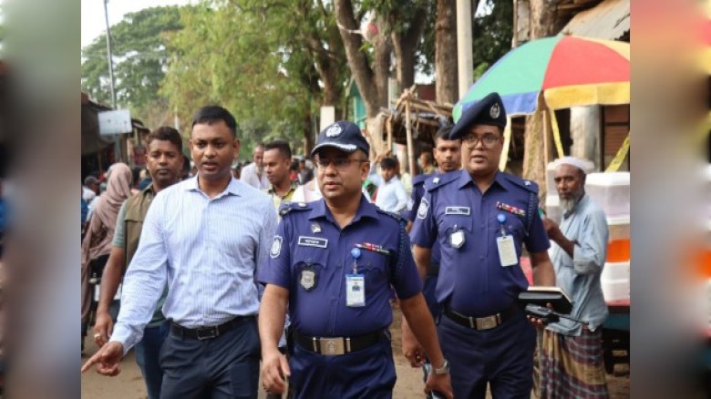 সাতক্ষীরায় কোরবানির পশুর হাট পরিদর্শনে পুলিশ সুপার।