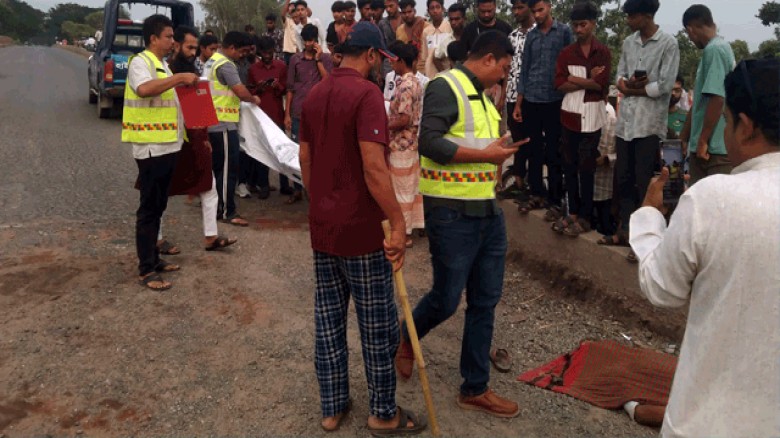 সিরাজগঞ্জ-নাটোর রোডের ১০ নং ব্রিজে বাসের পৃষ্ঠে নিহত-১ আহত-১