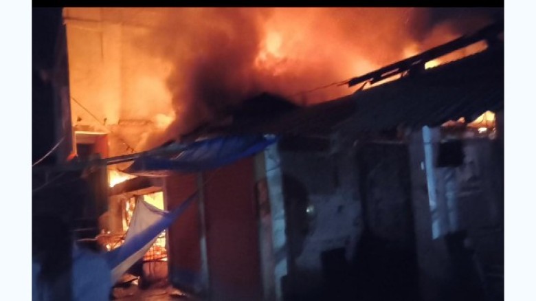 মোংলায় ভয়াবহ অগ্নিকাণ্ড: ৪ ব্যবসা প্রতিষ্ঠান ভস্মীভূত, ৫ শতাধিক মুরগিসহ ১০ লক্ষাধিক টাকার ক্ষতি