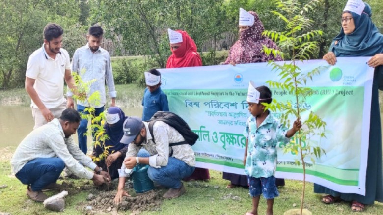 মোংলায় বিশ্ব পরিবেশ দিবস উদযাপন  সিসিএ দলের মাঝে নিম গাছের চারা বিতরণ