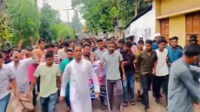 নোয়াখালীতে  ছাত্রলীগের ঝটিকা মিছিল, ফেসবুকজুড়ে তোলপাড়, রাতভর অভিযানে আটক ২৪