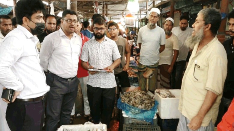 নোয়াখালীতে ১৪২ কেজি জেলি মিশ্রিত চিংড়ি জব্দ, দুই ব্যবসায়ীকে লাখ টাকা জরিমানা