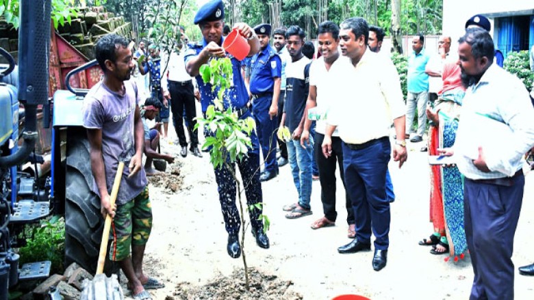 দিনাজপুরের চিরিরবন্দরে প্রশাসনিক কাম ব্যারাক ভবন নির্মাণের উদ্বোধন ও মতবিনিময় সভা অনুষ্ঠিত।